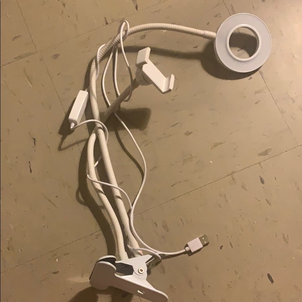 Ring light with clip and adjustable phone holder